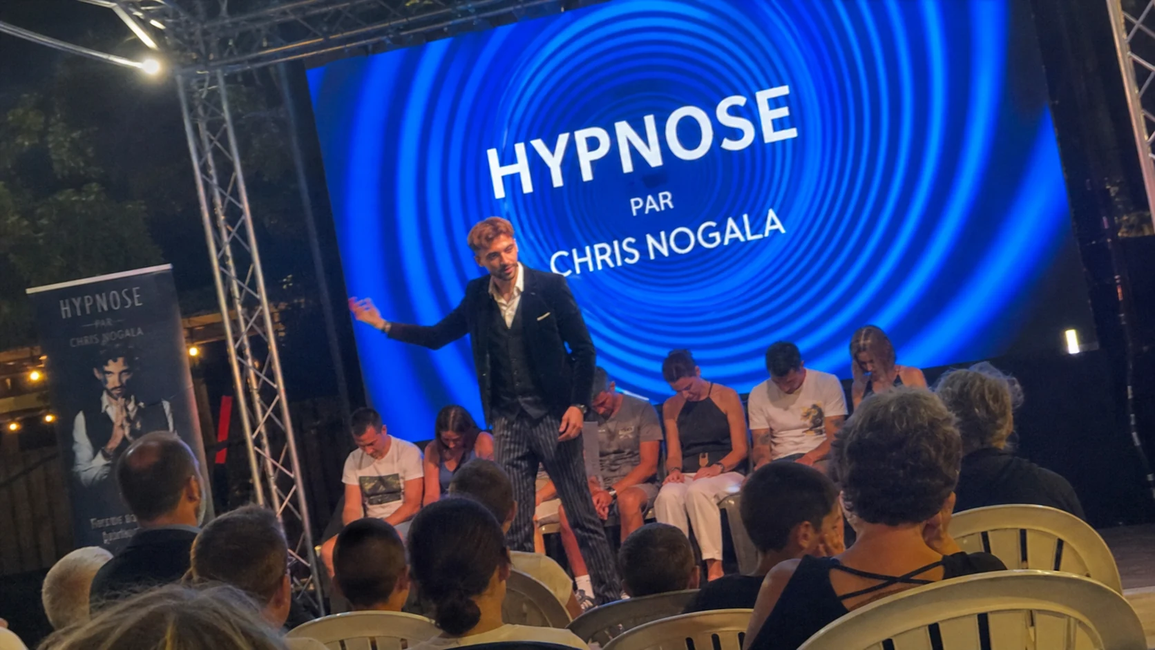 Volontaires pendant un spectacle d’hypnose près de Paris