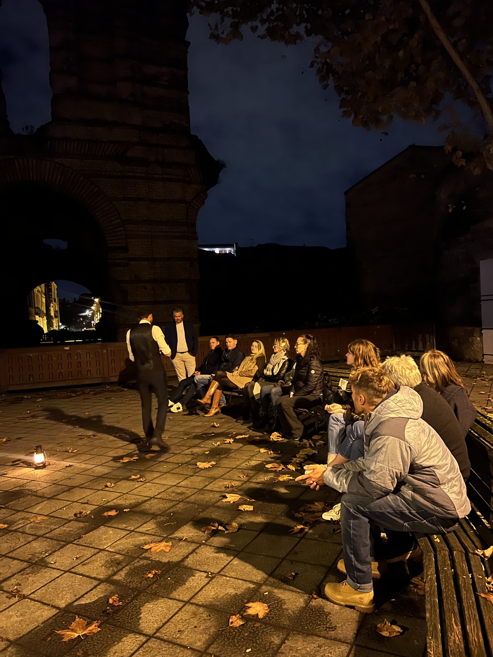 Groupe pendant la Visite du Bordeaux Occulte dans Bordeaux